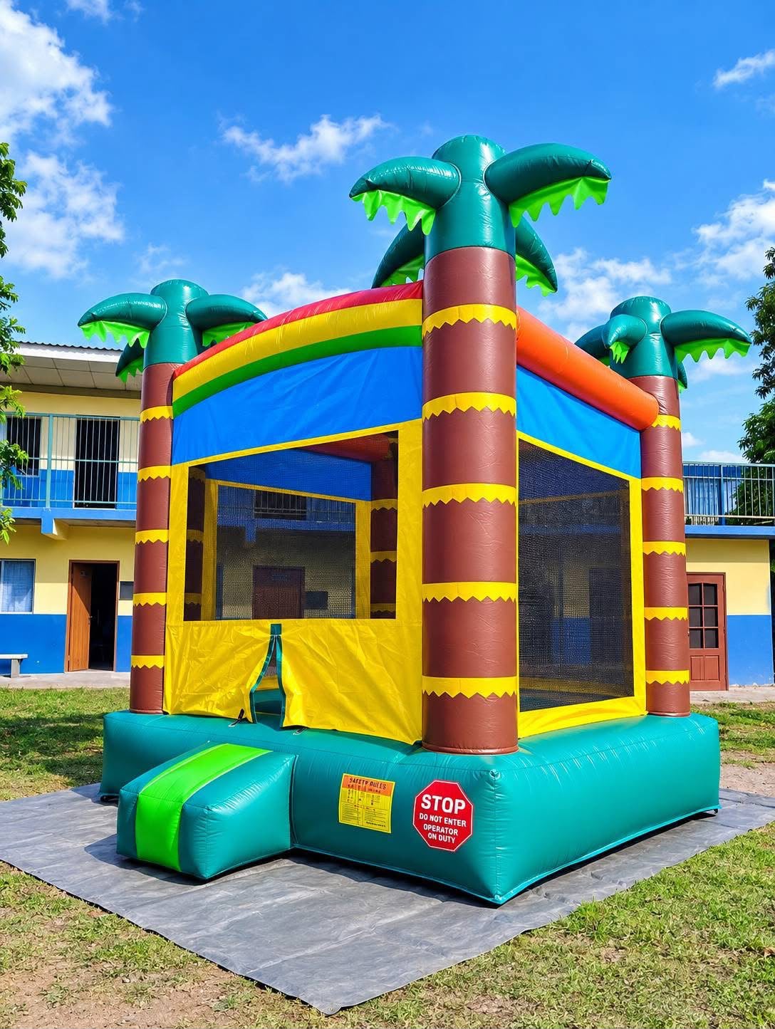 Castillo inflable tropical con palmeras